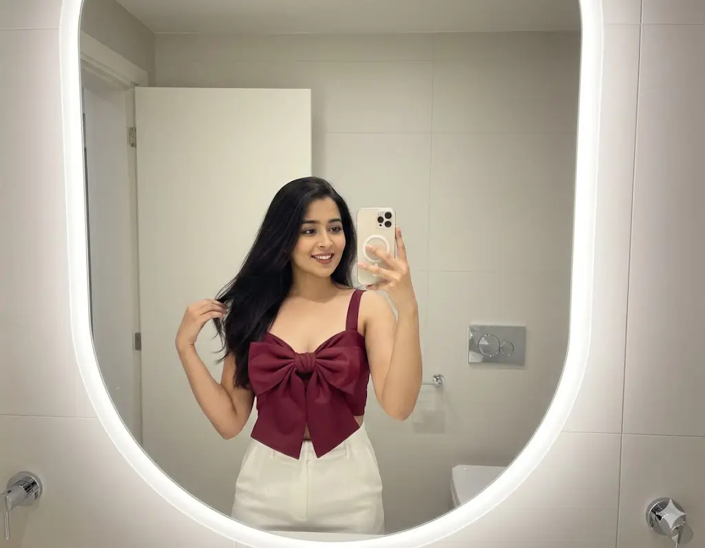 Mirror Selfie Gemini Prompt for girls